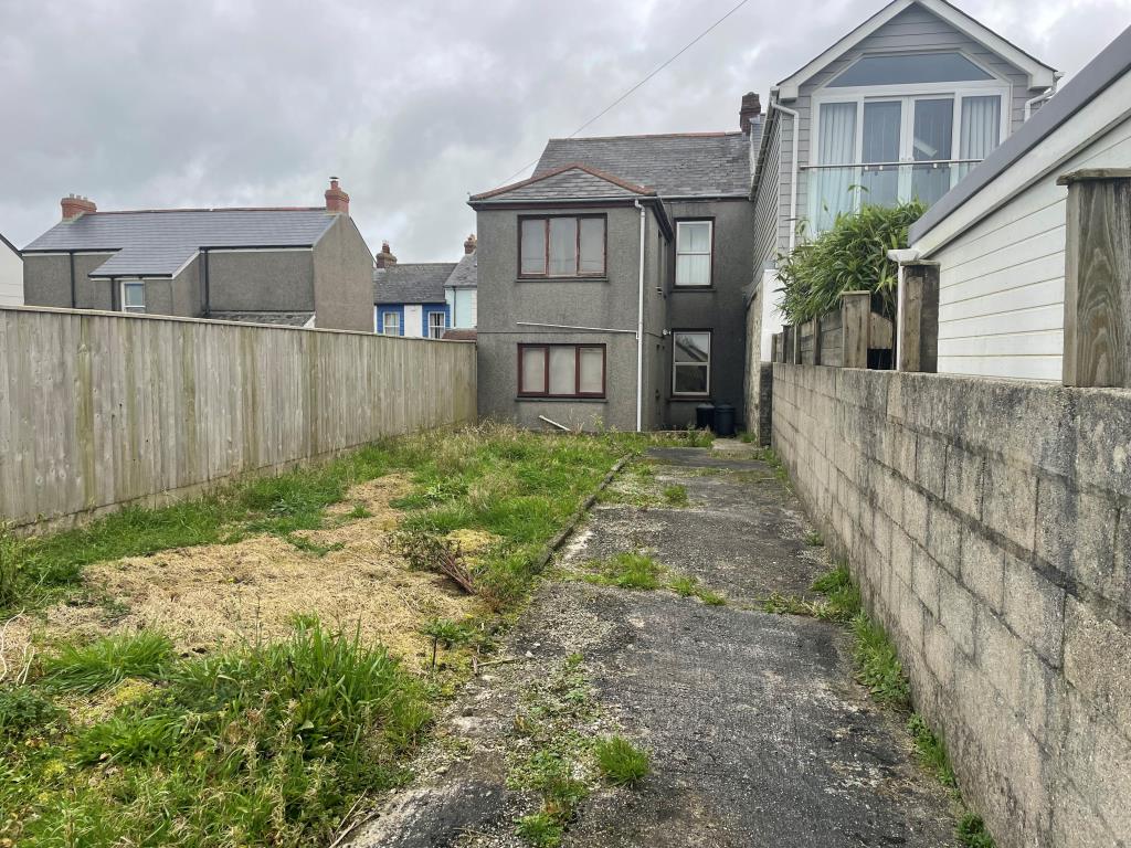 Lot: 146 - FREEHOLD PROPERTY WITH ADDITIONAL LAND - Rear elevation of property